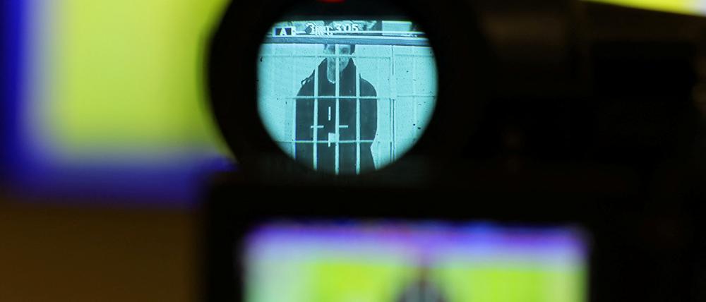 Brittney Griner durch die Linse einer Kamera bei einer Gerichtsanhörung.