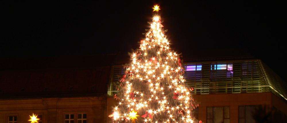 Beleuchteter Weihnachtsbaum auf dem Weihnachtsmark am Kölner Dom.