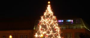 Beleuchteter Weihnachtsbaum auf dem Weihnachtsmark am Kölner Dom.
