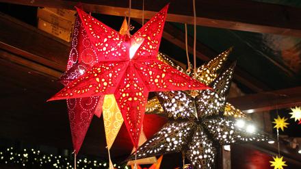 Großer roter beleuchteter Weihnachtsstern in Köln.
