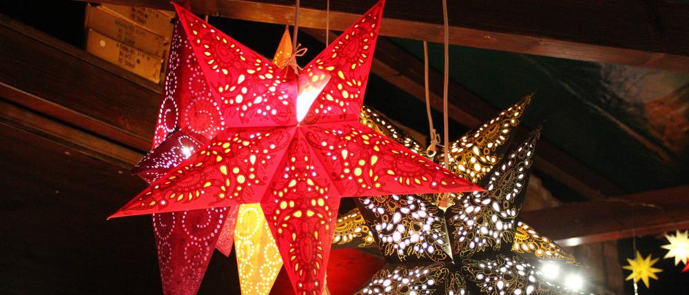 Großer roter beleuchteter Weihnachtsstern in Köln.