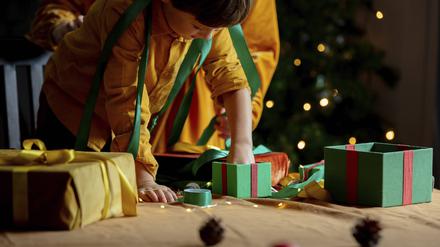 Ein Junge und eine Geschenkbox.