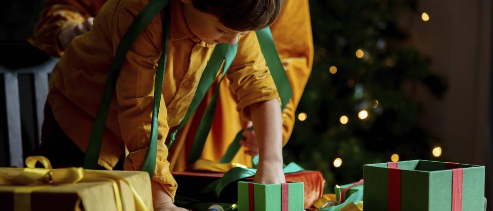 Ein Junge und eine Geschenkbox.