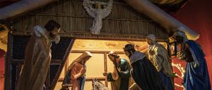 Energiekrise, Deutsche Umwelthilfe, Bundesgeschaeftsfuehrer Bundesgeschäftsführer Juergen Jürgen Resch fordert dazu auf, auf Weihnachtsbeleuchtung zu verzichten. Ein weihnachtlich geschmuecktes Haus und Gartenanlage in Siegen-Gosenbach, Garten mit Lichtern, Figuren, Weihnachtskrippe Weihnachtsdekoration am 12.12.2019 in Siegen/Deutschland. *** Energy crisis, German environmental aid, federal managing director federal managing director Juergen Jürgen Resch calls to do without Christmas lights A Christmas decorated house and garden in Siegen Gosenbach, garden with lights, figures, Christmas crib Christmas decoration on 12 12 2019 in Siegen Germany 