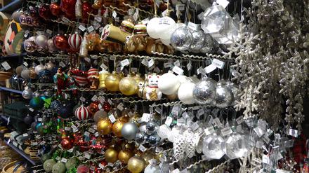 Weihnachtskugeln und andere Deko.