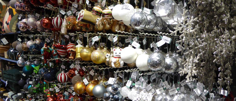 Weihnachtskugeln und andere Deko.