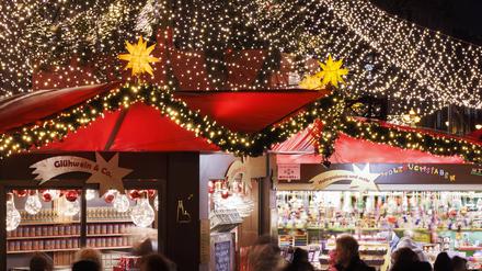 Lichter und Weihnachtsbuden auf einem Weihnachtsmarkt am Dom in Köln.