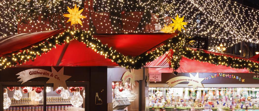 Lichter und Weihnachtsbuden auf einem Weihnachtsmarkt am Dom in Köln.