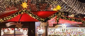 Lichter und Weihnachtsbuden auf einem Weihnachtsmarkt am Dom in Köln.