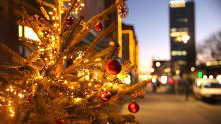 Blick am Montag 20.12.2021 auf das weihnachtlich geschmückte Stadtzentrum von Neubrandenburg Landkreis Mecklenburgische Seenplatte.