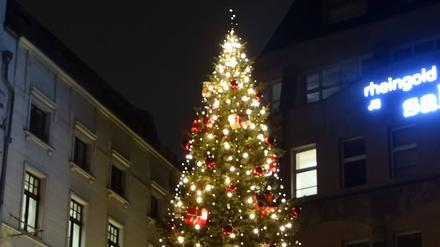 Ein bunt geschmückter und beleuchteter Weihnachtsbaum.