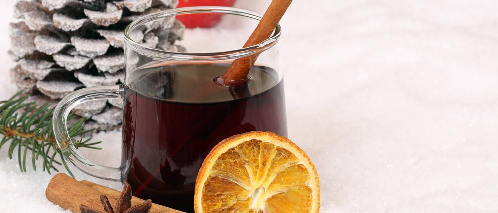 Weihnachtspunsch mit Zimt, Anis und Orange.