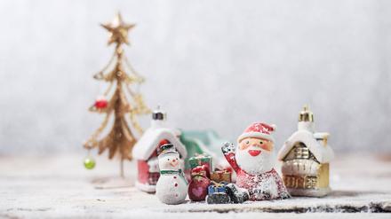 Eine nachgebaute Weihnachtslandschaft mit Häusern, Tannenbaum, Schneemann, Geschenken und dem Weihnachtsmann im Schnee.