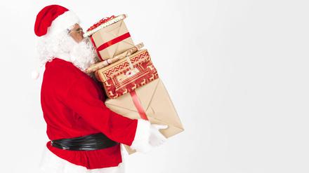 Der Weihnachtsmann bringt Geschenke.
