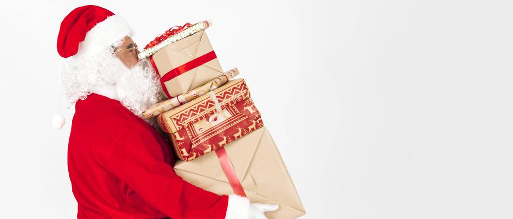 Der Weihnachtsmann bringt Geschenke.