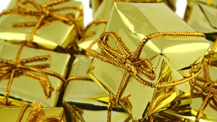 Weihnachtsgeschenke mit goldenem Geschenkpapier.