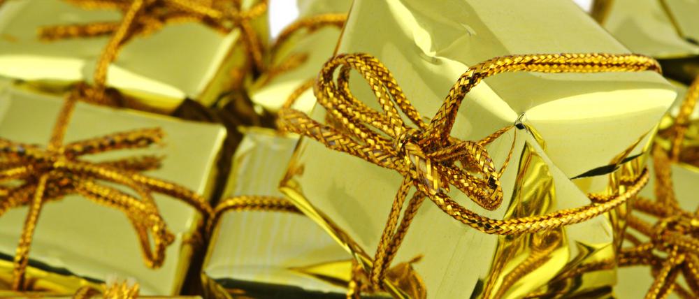 Weihnachtsgeschenke mit goldenem Geschenkpapier.