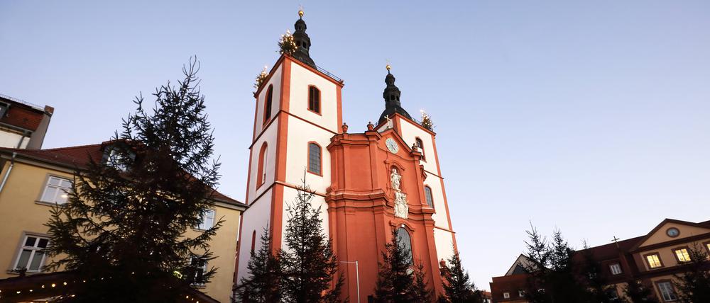 Fulda: Weihnachtsmarkt an der katholische Stadtpfarrkirche St. Blasius.
