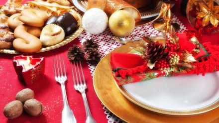 Ein gedeckter Tisch mit weihnachtlicher Dekoration. 