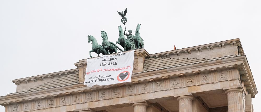 Klimaaktivisten der Letzten Generation sind am Jahrestag des Mauerfalls auf das Brandenburger Tor in Berlin gestiegen.
