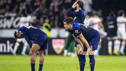Das gibt es nicht: Herthas Spieler nach dem späten Gegentor. 