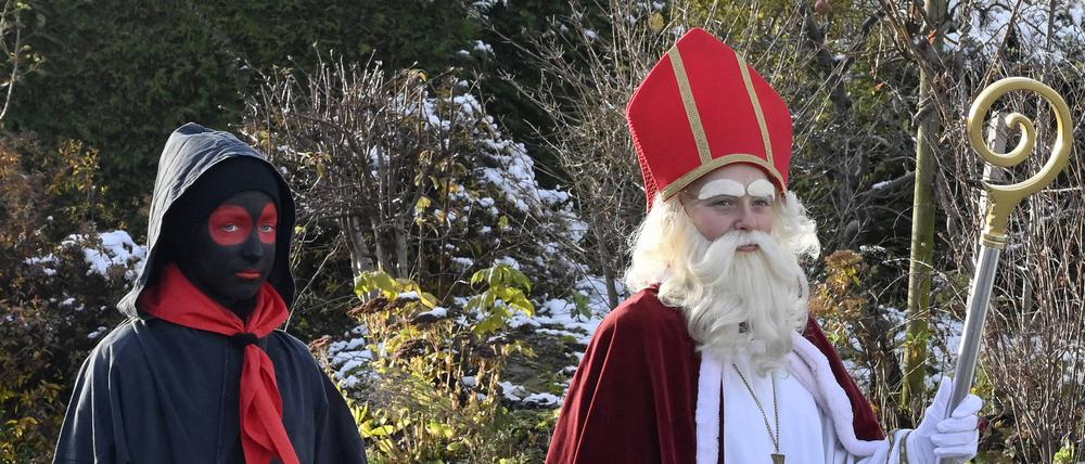Der Nikolaus mit Knecht Ruprecht in der Schweiz.