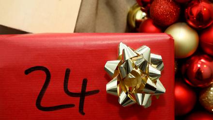 Gebastelter Adventskalender mit der Aufschrift: 24 Frohes Fest.