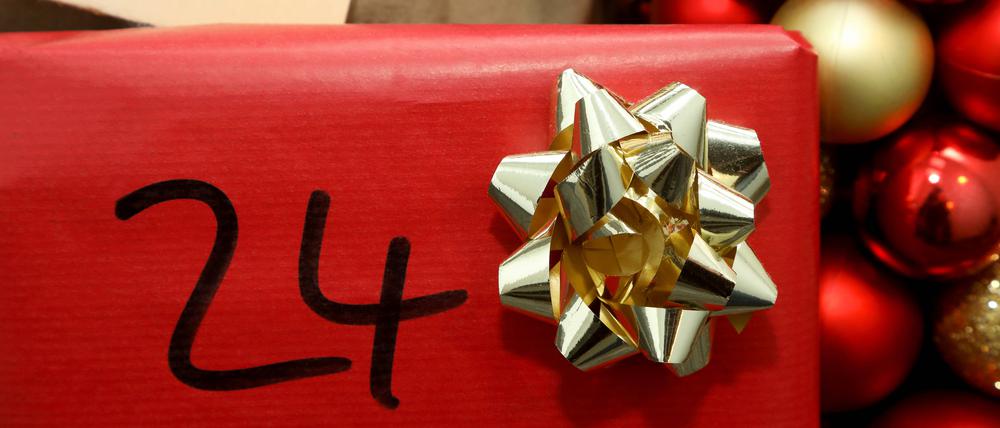Gebastelter Adventskalender mit der Aufschrift: 24 Frohes Fest.