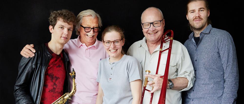 Im ACT-Familienkreis. Von links nach rechts: Jakob Manz, Siggi Loch, Johanna Summer, Nils Landgren und Andreas Brandis.