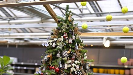 Ein geschmückter Tannenbaum zu Weihnachten. 