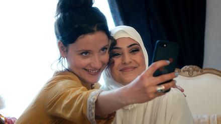 In dieser Serie muss niemand die kulturellen Wurzeln negieren: Lamia (Amel Charif, li.) und ihre Freundin Meriem (Sogol Faghani). 