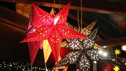 Großer roter beleuchteter Weihnachtsstern in Köln.