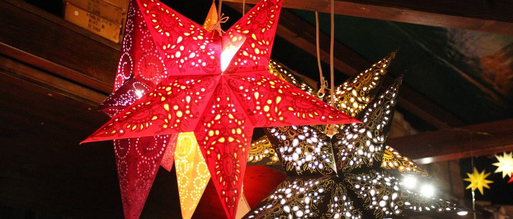 Großer roter beleuchteter Weihnachtsstern in Köln.