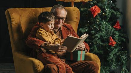 Großvater und Enkelkind an Weihnachten.