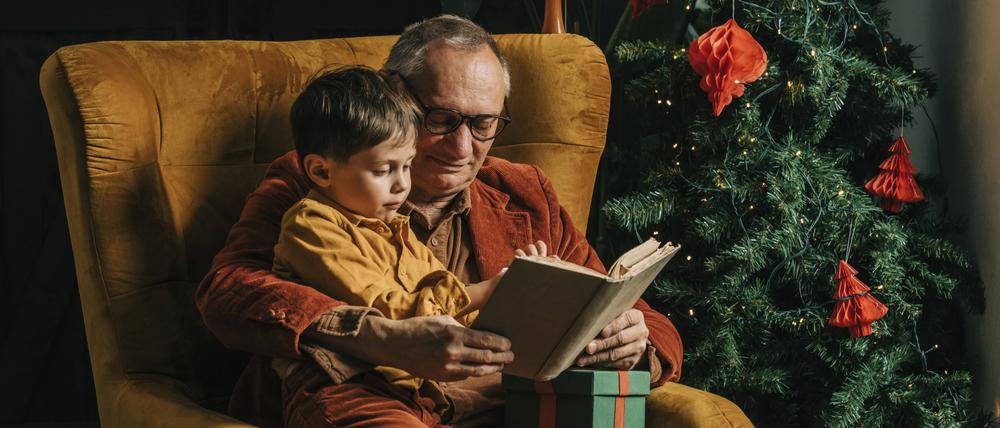 Großvater und Enkelkind an Weihnachten.