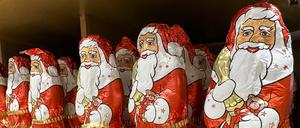 Symbolfoto Lindt Nikolaus Symbolbild eines Schokoladen Nikolaus fuer Weihnachten des schweizer Schokoladen Hersteller und Firma Lindt Spruengli Deutschland *** Symbol photo Lindt Santa Claus symbol image of a chocolate Santa Claus for Christmas of the Swiss chocolate manufacturer and company Lindt Spruengli Germany 