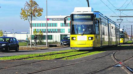 Tram-Lückenschluss in Adlershof 2021-10-30, Deutschland, Berlin - Eröffnung einer knapp 3 km langen Straßenbahnstrecke der Berliner Verkehrsbetriebe BVG, die im Südosten der Stadt die Bahnhöfe Schöneweide und Adlershof miteinander verbindet und den Wissenschafts- und Medienstadort Adlershof besser erschließt. Im Bild der Eröffnungszug auf dem Großberliner Damm am Landschaftspark Johannisthal. *** Tram Gap Closure in Adlershof 2021 10 30, Germany, Berlin Opening of a nearly 3 km long tram line of the Berlin transport company BVG, which connects the stations Schöneweide and Adlershof in the southeast of the city and provides better access to the science and media location Adlershof In the picture the opening train on the Großberline