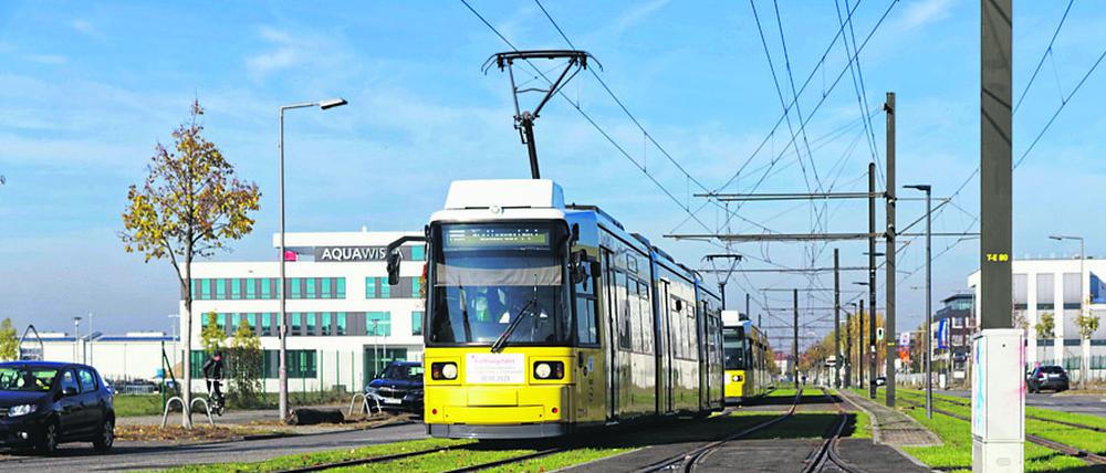Tram-Lückenschluss in Adlershof 2021-10-30, Deutschland, Berlin - Eröffnung einer knapp 3 km langen Straßenbahnstrecke der Berliner Verkehrsbetriebe BVG, die im Südosten der Stadt die Bahnhöfe Schöneweide und Adlershof miteinander verbindet und den Wissenschafts- und Medienstadort Adlershof besser erschließt. Im Bild der Eröffnungszug auf dem Großberliner Damm am Landschaftspark Johannisthal. 