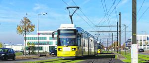  Tram-Lückenschluss in Adlershof 2021-10-30, Deutschland, Berlin - Eröffnung einer knapp 3 km langen Straßenbahnstrecke der Berliner Verkehrsbetriebe BVG, die im Südosten der Stadt die Bahnhöfe Schöneweide und Adlershof miteinander verbindet und den Wissenschafts- und Medienstadort Adlershof besser erschließt. Im Bild der Eröffnungszug auf dem Großberliner Damm am Landschaftspark Johannisthal. *** Tram Gap Closure in Adlershof 2021 10 30, Germany, Berlin Opening of a nearly 3 km long tram line of the Berlin transport company BVG, which connects the stations Schöneweide and Adlershof in the southeast of the city and provides better access to the science and media location Adlershof In the picture the opening train on the Großberline