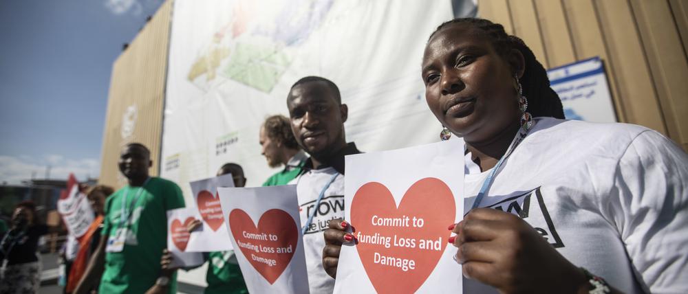 09.11.2022, Ägypten, Scharm el Scheich: Aktivisten halten Plakate bei einer Protestaktion während der UN-Klimakonferenz COP27 im International Convention Center 2022. Foto: Gehad Hamdy/dpa +++ dpa-Bildfunk +++