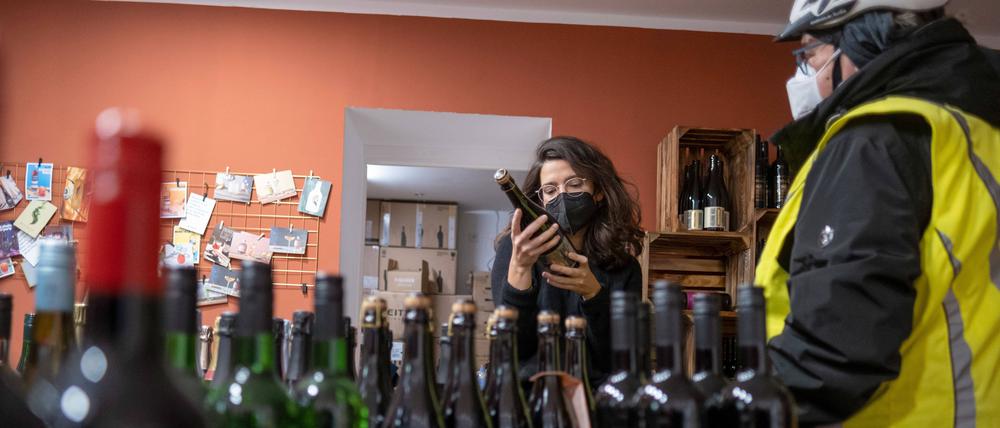 Mitbetreiberin Isabella Steiner berät einen Kunden im alkoholfreien Spätkauf Laden Null Prozent in Berlin.