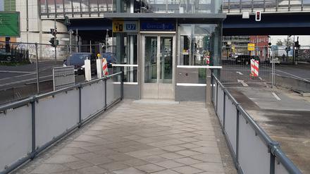 Der neue Aufzug am Bahnhof Grenzallee. 