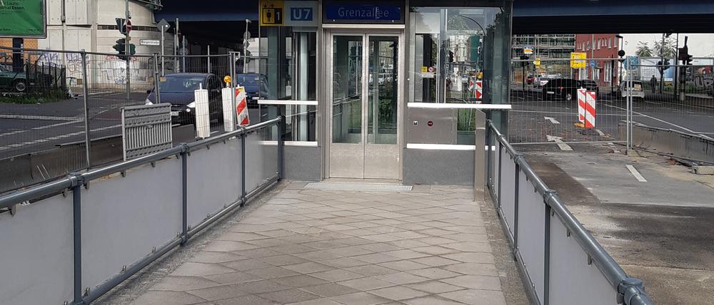 Der neue Aufzug am Bahnhof Grenzallee. 