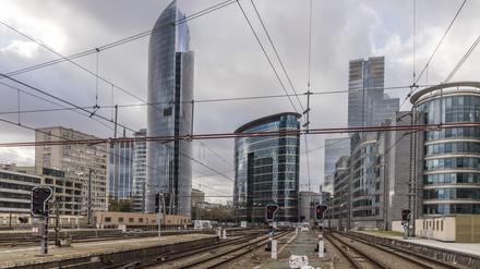 Ein landesweiter Streik wegen hoher Energiekosten und schlechter Arbeitsbedingungen hat unter anderem den Bahn- und Flugverkehr sowie die Krankenhäuser in Belgien weitgehend lahmgelegt. 