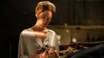 Körperkunst. Caprice (Léa Seydoux) entfernt aus ihrem Performance-Partner Saul (Viggo Mortensen) wuchernde Organe.