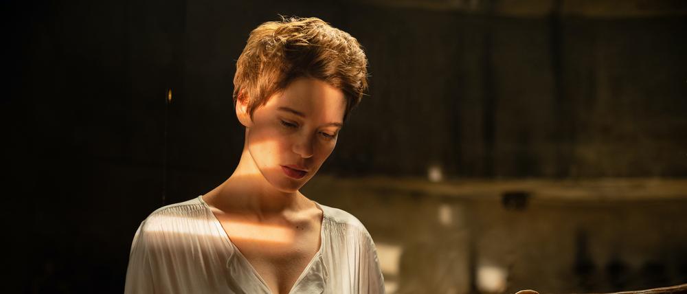 Körperkunst. Caprice (Léa Seydoux) entfernt aus ihrem Performance-Partner Saul (Viggo Mortensen) wuchernde Organe.