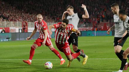 Rani Khedira geht in dieser Szene zu Boden.