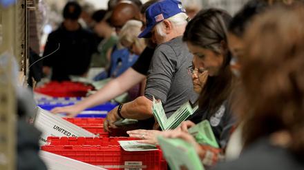 Wahlhelfer in Arizona sortieren die Stimmzettel