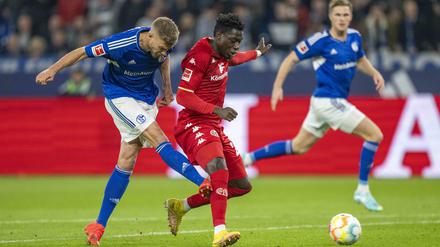 Schalkes Simon Terodde (l) macht das Tor zum 1:0.