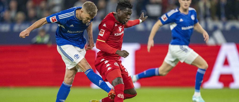 Schalkes Simon Terodde (l) macht das Tor zum 1:0.